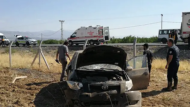 Malatya'da kontrolden çıkan otomobil bahçeye uçtu: 3 yaralı