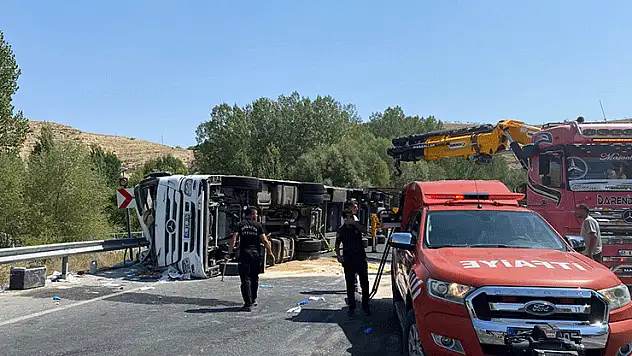 Malatya'da kontrolden çıkan tır devrildi: 1 ağır yaralı