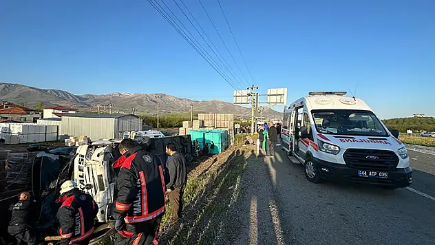 Malatya'da otomobil ile çarpışan yolcu otobüsü devrildi: 1'i ağır 22 yaralı
