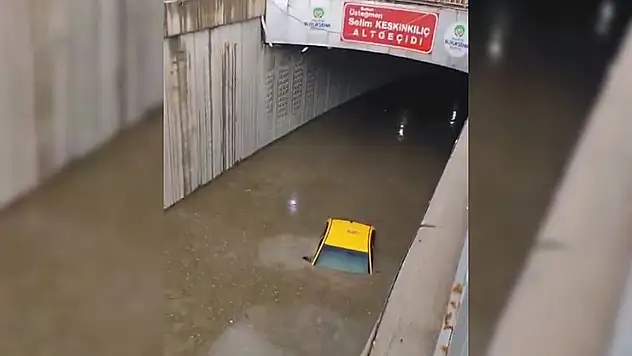 Malatya'da sağanak altgeçitte mahsur kalan sürücüler kurtarıldı