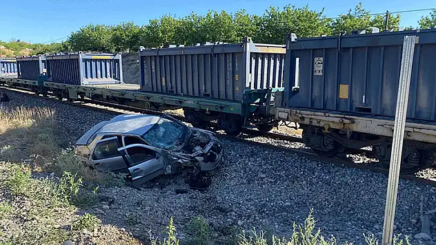 Malatya'da yük treni hemzemin geçitte otomobile çarptı: 5 yaralı