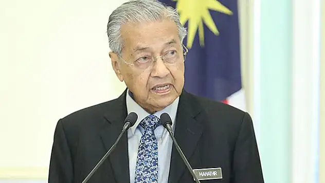 Malezya Başbakanı Mahathir istifa etti