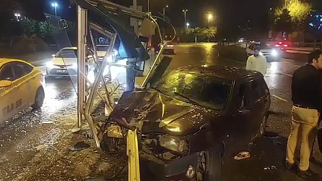 Maltepe'de, alkollü sürücünün kullandığı otomobil otobüs durağına daldı
