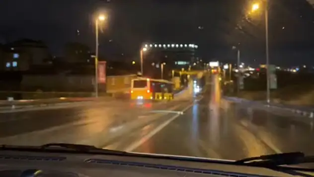 Maltepe'de faciadan dönüldü: Motosikletli otobüsün altında kalmaktan son anda kurtuldu
