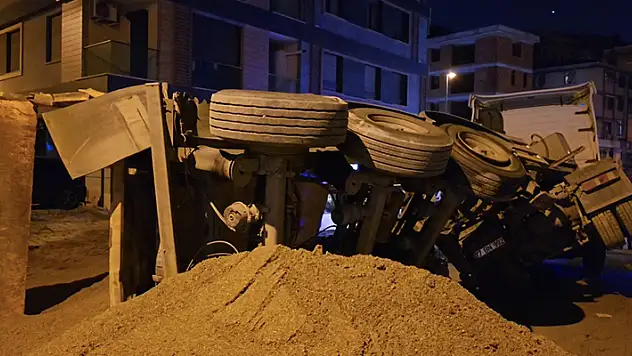 Maltepe'de hafriyat kamyonu, yükünü boşalttığı sırada devrildi