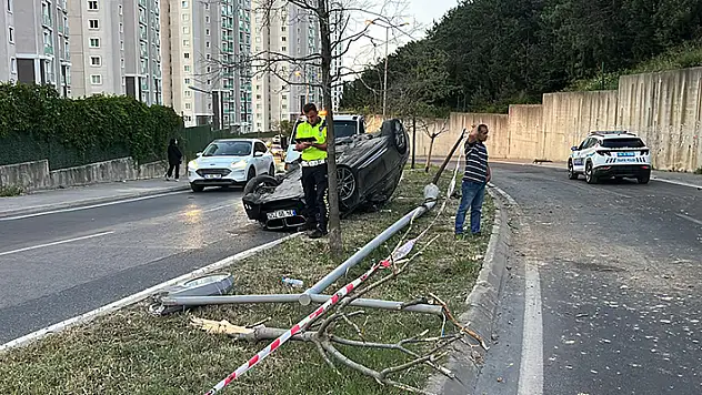 Maltepe'de otomobil aydınlatma direğine çarptı direk karşıdan gelen aracın üzerine devrildi