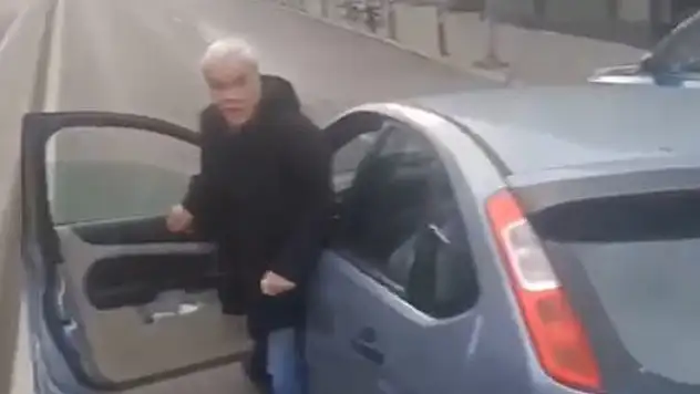 Maltepe'de yol verme kavgası: Yolcu minibüsünün önünü kesti


