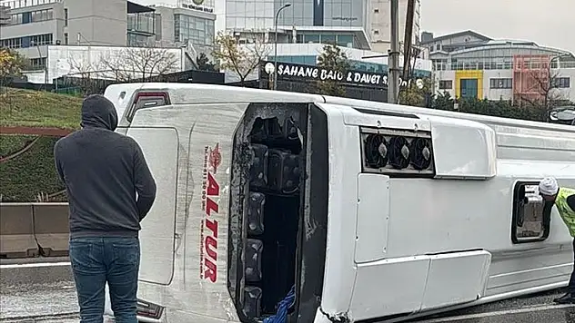 Maltepe'de havalimanı çalışanlarını taşıyan servis minibüsü devrildi, 7 kişi yaralandı