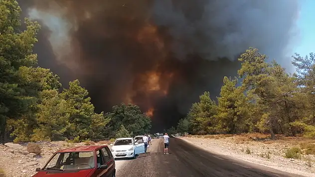 Manavgat cayır cayır yanıyor! Vatandaşlar bidon ve leğenlerle söndürme çalışmalarına destek oluyor, Konya ve Karaman'dan da destek gitti