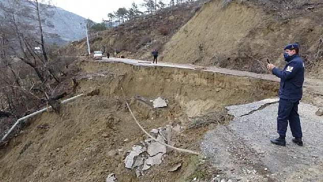 Manavgat'ta aşırı yağış heyelana sebep oldu, kara yolu çöktü
