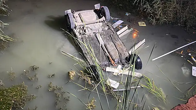 Manavgat'ta otomobil kanala uçtu: 1 ölü, 4 yaralı
