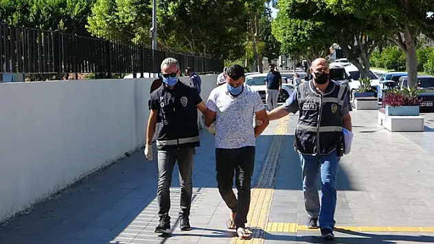 Manavgat'ta park halindeki hurda minibüsü çekiciye yükleyip Konya'ya getirdiler
