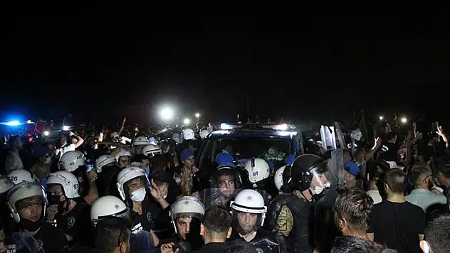 Manavgat'ta yangın çıkarma iddiası mahalleyi ayaklandırdı! Linç girişimini jandarma önledi
