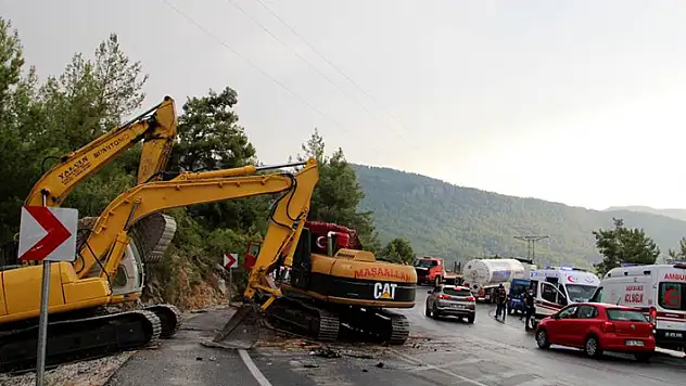 Manavgat yangınında çalışan Karaman Gönüllü Hafriyatçılar Birliği konvoyunda kaza: Konya yolunda kuyruk oluştu