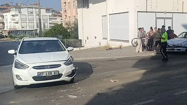 Manavgat'ta iki otomobil çarpıştı: 1 yaralı