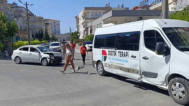 Manavgat'ta okul servisi ile otomobil çarpıştı: 2 yaralı