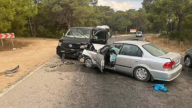Manavgat'ta otomobil ile ticari araç çarpıştı: 3 yaralı