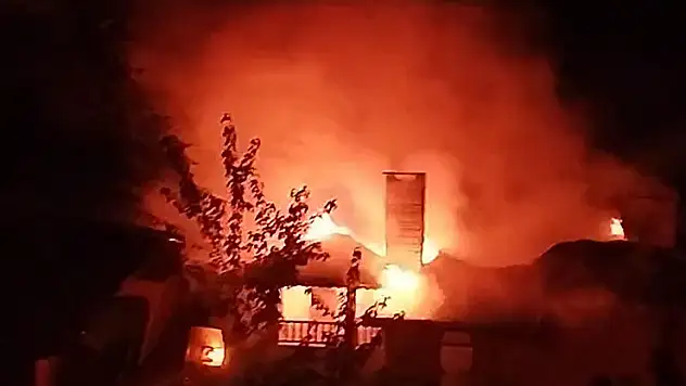 Mangal ateşi 3 katlı binayı yaktı