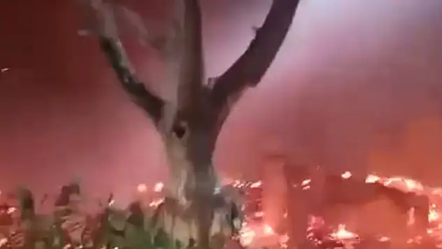Mangal ateşinden çıkan yangında 3 katlı bina alev alev yandı

