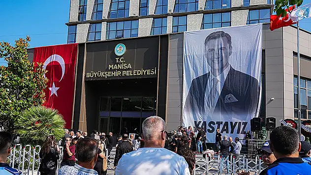 Manisa Büyükşehir Belediye Başkanı Zeyrek için belediye önünde tören düzenlendi
