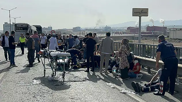 Manisa'da 2 midibüs ve 1 otobüsün karıştığı zincirleme kazada 35 kişi yaralandı

