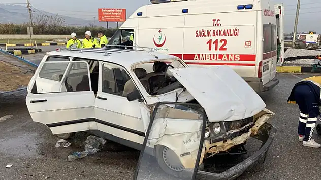 Manisa'da 2 otomobil çarpıştı: 8 yaralı
