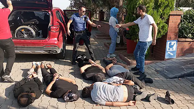 Manisa'da çalıntı otomobilden 2'si bagajda 9 kaçak göçmen çıktı
