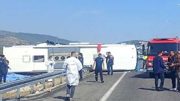 Manisa'da can pazarı! Çekici ile tur otobüsü çarpıştı, 11 kişi hayatını kaybetti, 27 kişi yaralandı