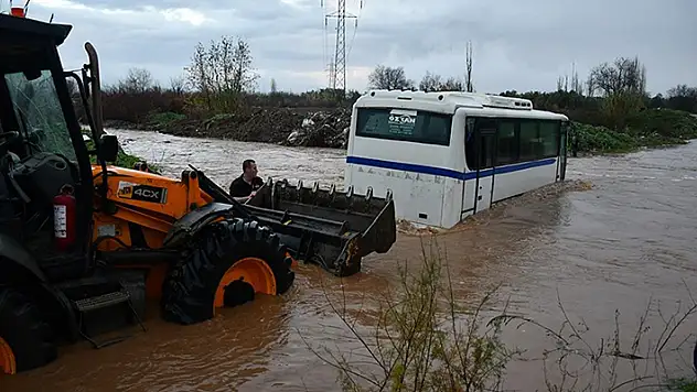 Manisa'da derede mahsur kalan midibüsteki 18 kişi kurtarıldı
