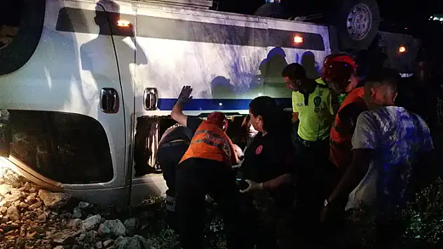 Manisa'da fabrika işçilerinin taşındığı servis minibüsü kavun tarlasına uçtu: 11 yaralı

