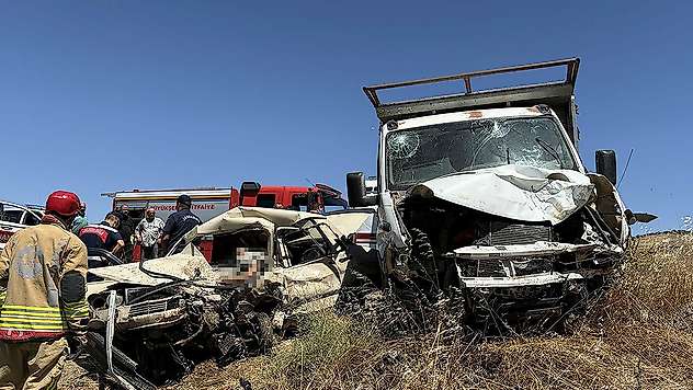 Manisa'da feci kaza! Otomobille kamyonet çarpıştı: 1 ölü, 1 yaralı