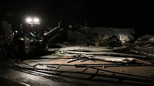 Manisa'da fırtınada çatılar uçtu, ağaçlar devrildi