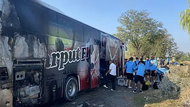 Manisa'da futbolcuları taşıyan otobüs yandı
