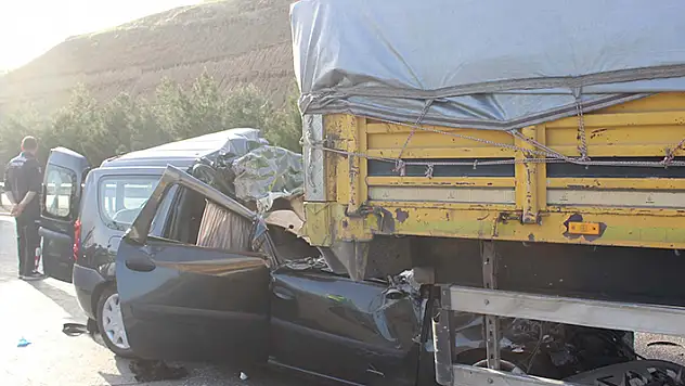 Manisa'da hafif ticari araç, tırın altına girdi: 3 ölü, 1 ağır yaralı
