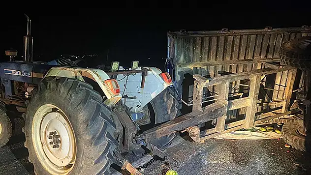Manisa'da hafif ticari araç, traktör römorkuna çarptı: 6 yaralı
