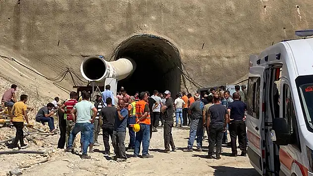 Manisa'da hızlı tren hattının tünel inşaatında 2 işçi gazdan etkilendi
