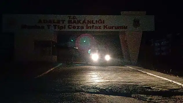 Manisa'da hücresindeki yatağı ateşe veren mahkum ağır yaralandı, 6 kişi dumandan etkilendi
