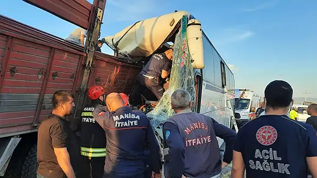 Manisa'da işçi otobüsüyle kamyonun çarpışması sonucu 1 kişi öldü, 29 kişi yaralandı
