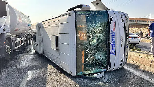 Manisa'da işçi servis midibüsü devrildi 25 yaralı

