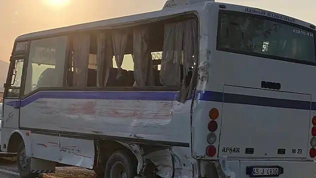Manisa'da işçi servisiyle kamyonet çarpıştı: 1 ölü, 5 yaralı
