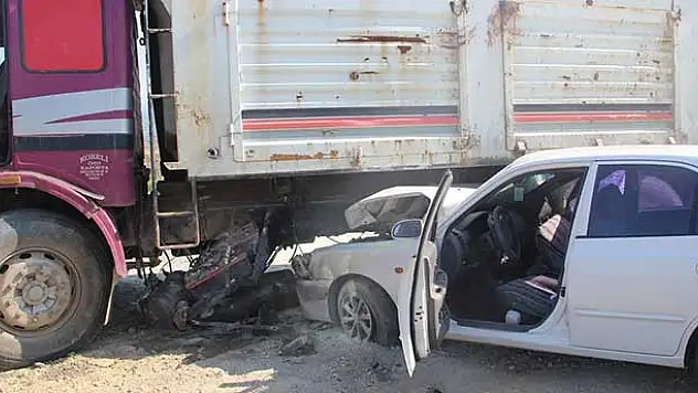 Manisa'da kamyon ile otomobil çarpıştı: 4 yaralı