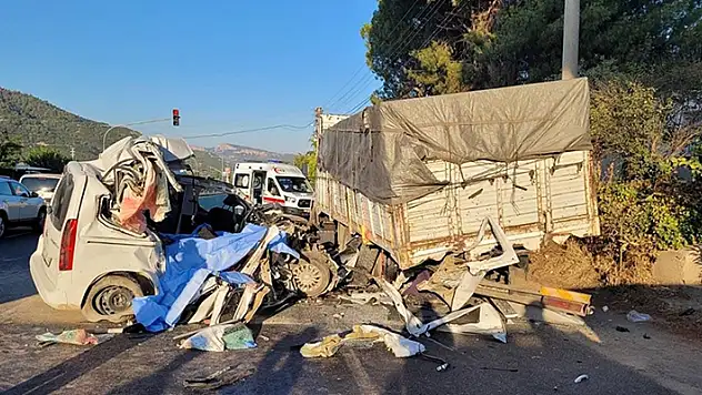 Manisa'da kamyona çarpan hafif ticari araçtaki 4 kişi hayatını kaybetti
