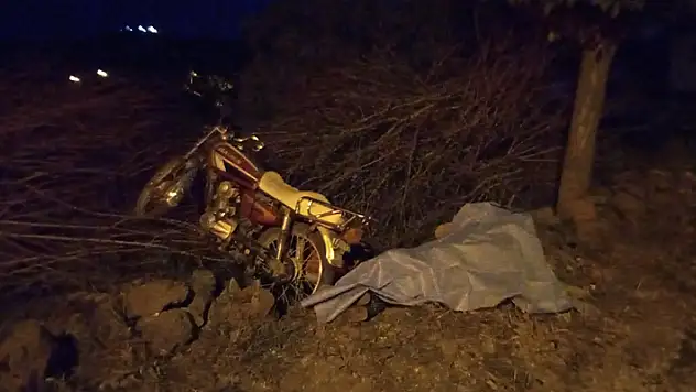 Manisa'da, kontrolden çıkarak devrilen motosikletin sürücü öldü

