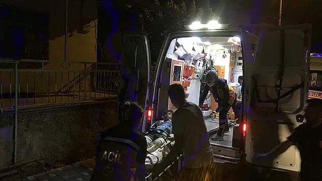 Manisa'da, motosiklet ile elektrikli bisiklet kafa kafaya çarpıştı: 3 yaralı
