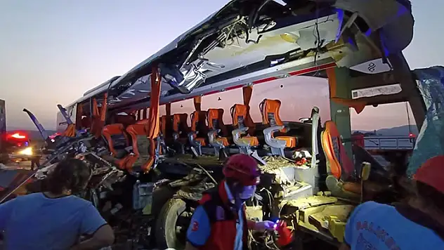 Manisa'da otobüs ile TIR çarpıştı: 9 kişi öldü, 30 kişi yaralandı