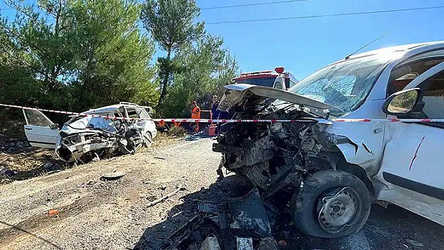 Manisa'da otomobil ile hafif ticari araç çarpıştı: 2 ölü, 3 yaralı

