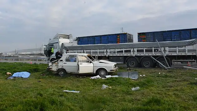 Manisa'da otomobil ile tır çarpıştı! 3 ölü, 3 yaralı

