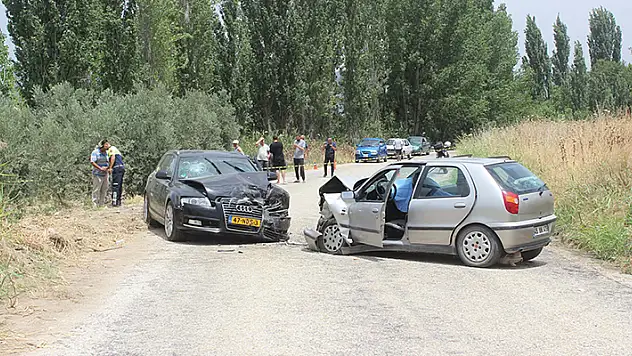 Manisa'da otomobiller çarpıştı evli çift öldü, 2 yaralı
