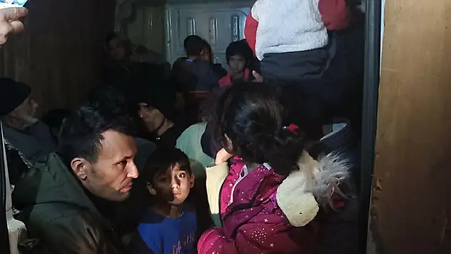 Manisa'da panelvan minibüste 33 kaçak göçmen yakalandı

