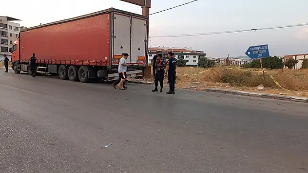 Manisa'da park halindeki tıra motosiklet çarptı: 1 ölü, 1 yaralı
